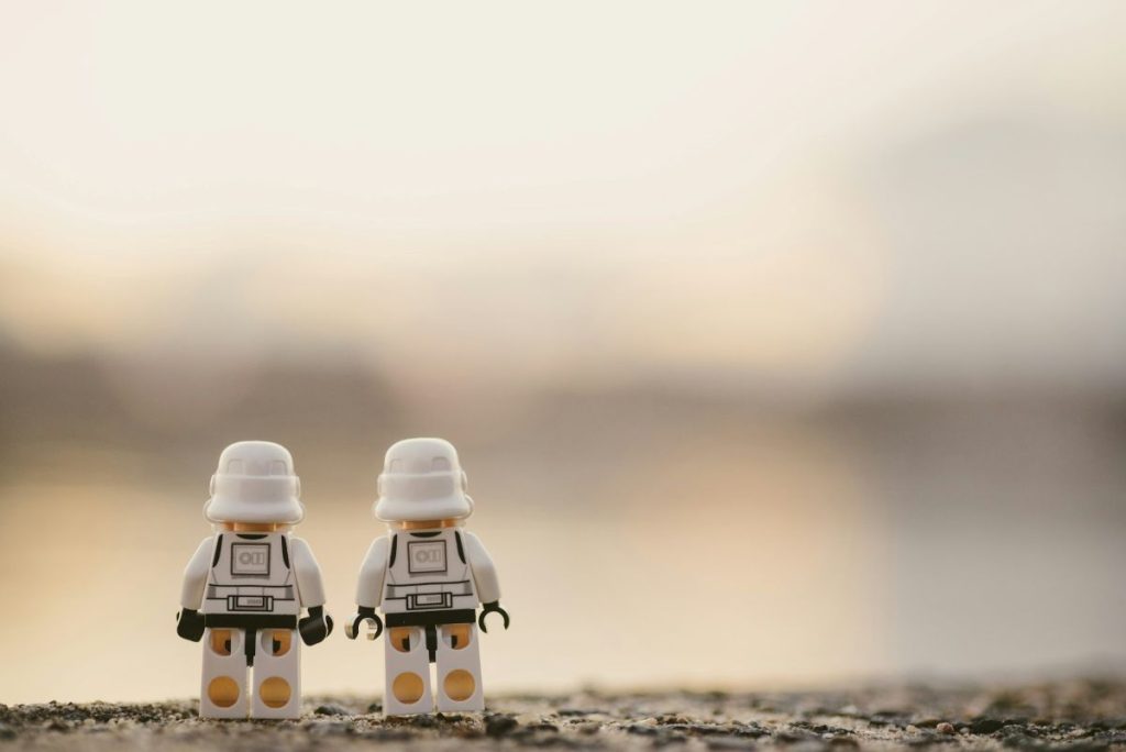 Propaganda Iranului, cu „față” de LEGO: AI-ul vinde mesaje, sute de milioane-o văzut