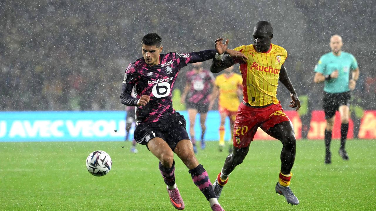 Duelul dintre Lille și Lens, din runda 28 a Ligue 1, reprezintă cel mai așteptat meci al sfârșitului de săptămână în campionatul francez