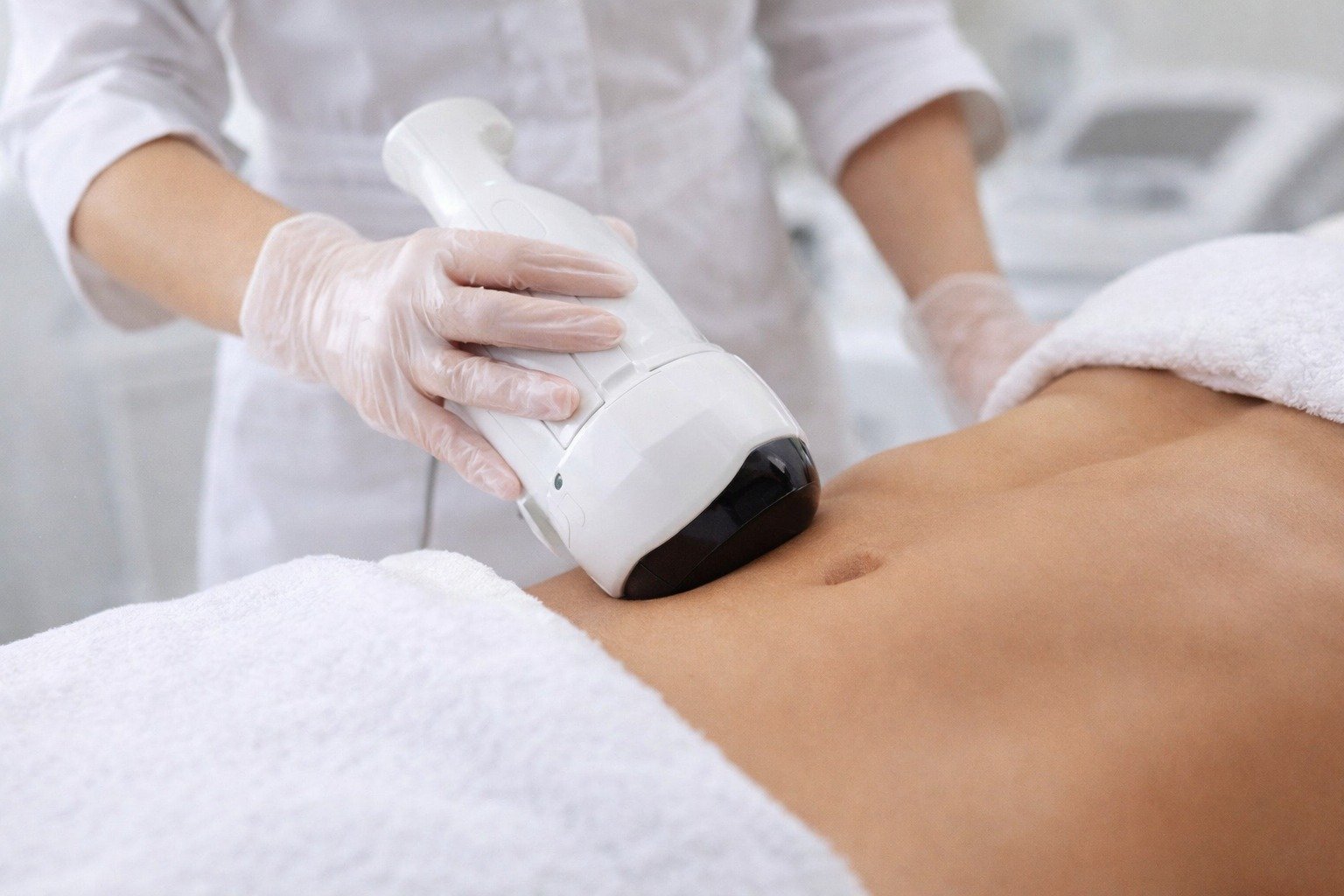 Liposucția nechirurgicală cu ultrasunete, o soluție modernă pentru reducerea grăsimii localizate Reducerea grăsimii fără bisturiu și fără anestezie devine o opțiune tot mai accesibilă pentru persoanele care doresc să își contureze corpul