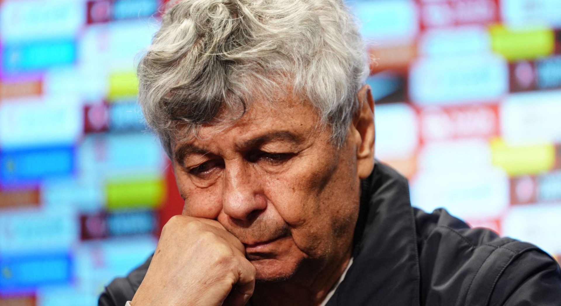Lucescu, dat afară din propria vilă din centrul Bucureștiului de oameni ai străzii