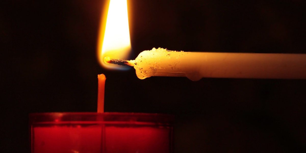 Patriarhia Română va aduce în țară Sfânta lumină de la Ierusalim cu sprijinul autorităților israeliene Patriarhia Română a obținut oficial un culoar de zbor pentru transportul Sfintei Lumini, aducându-o în țară în Sâmbăta Mare