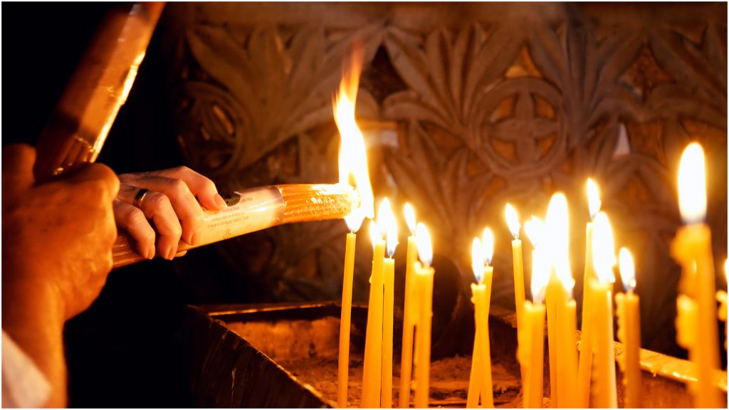 Ce faci cu Lumina Sfântă după slujbă? Semnificația ei, dezvăluită