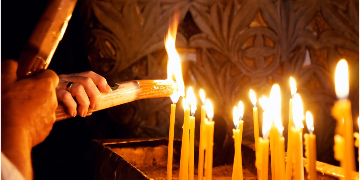 Ce faci cu Lumina Sfântă după slujbă? Semnificația ei, dezvăluită