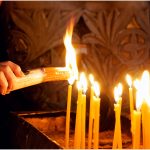 Ce faci cu Lumina Sfântă după slujbă? Semnificația ei, dezvăluită