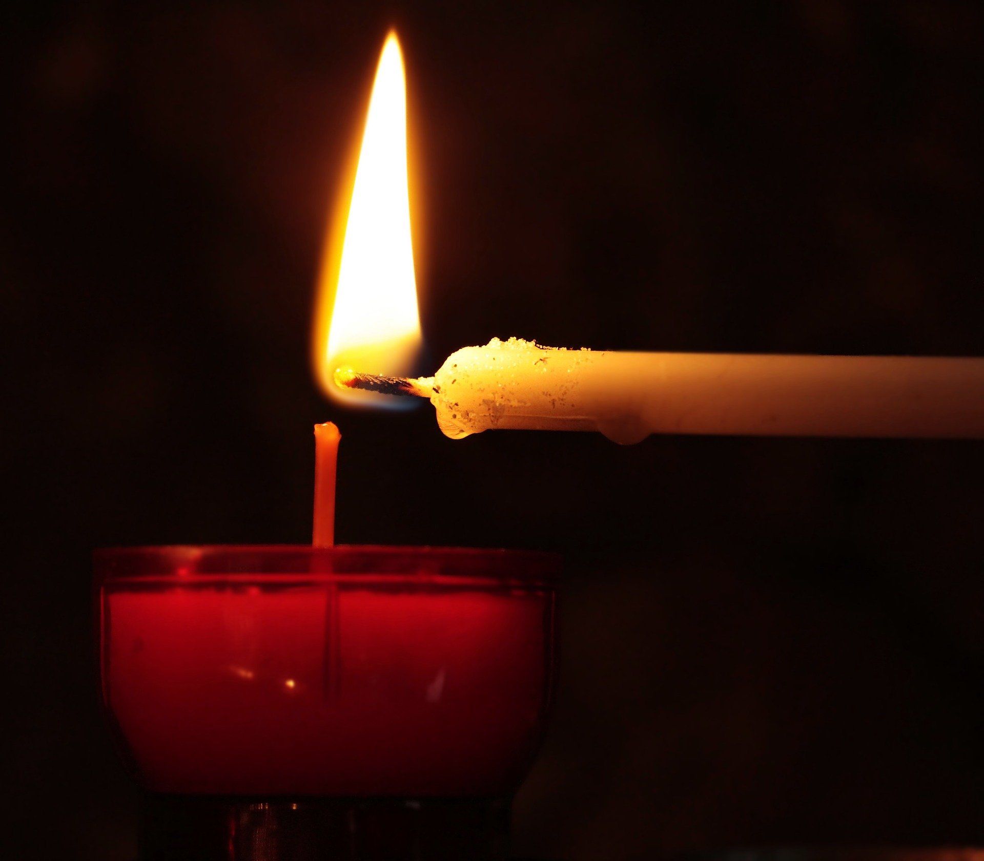 Patriarhia Română va aduce în țară Sfânta lumină de la Ierusalim cu sprijinul autorităților israeliene Patriarhia Română a obținut oficial un culoar de zbor pentru transportul Sfintei Lumini, aducându-o în țară în Sâmbăta Mare