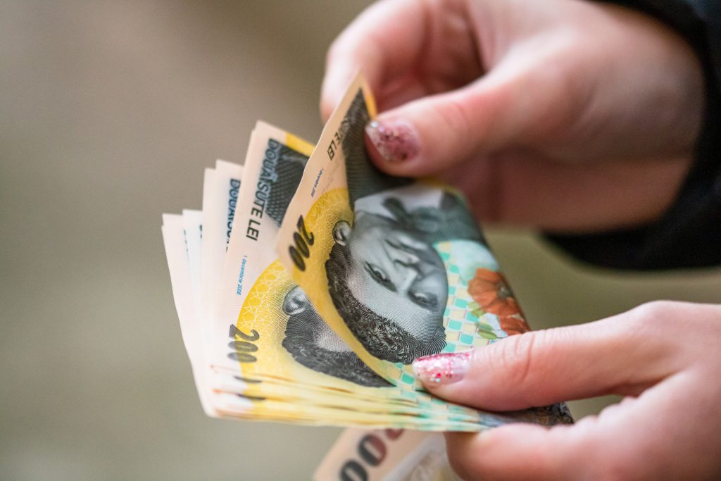 Salariul mediu a crescut, dar puterea de cumpărare scade: Ce se întâmplă în România