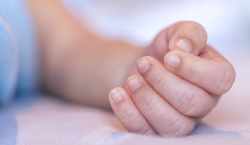 Copilul răpit de tatăl său, salvat după luni de teroare: Era malnutrit și nu putea merge