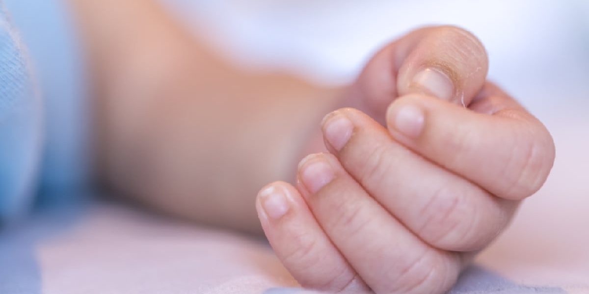 Copilul răpit de tatăl său, salvat după luni de teroare: Era malnutrit și nu putea merge