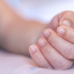 Copilul răpit de tatăl său, salvat după luni de teroare: Era malnutrit și nu putea merge