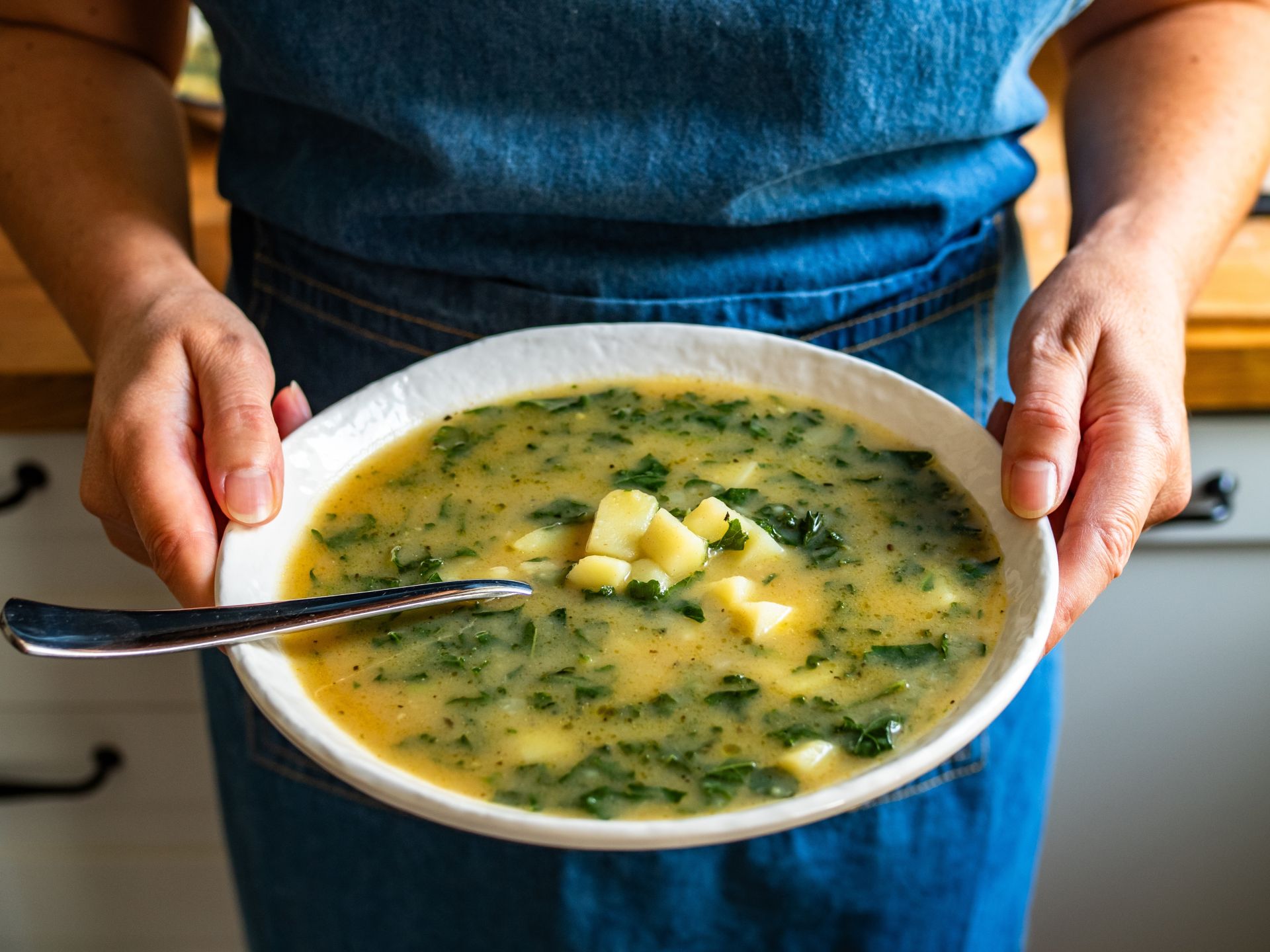 De ce nu e sănătos să mănânci în picioare