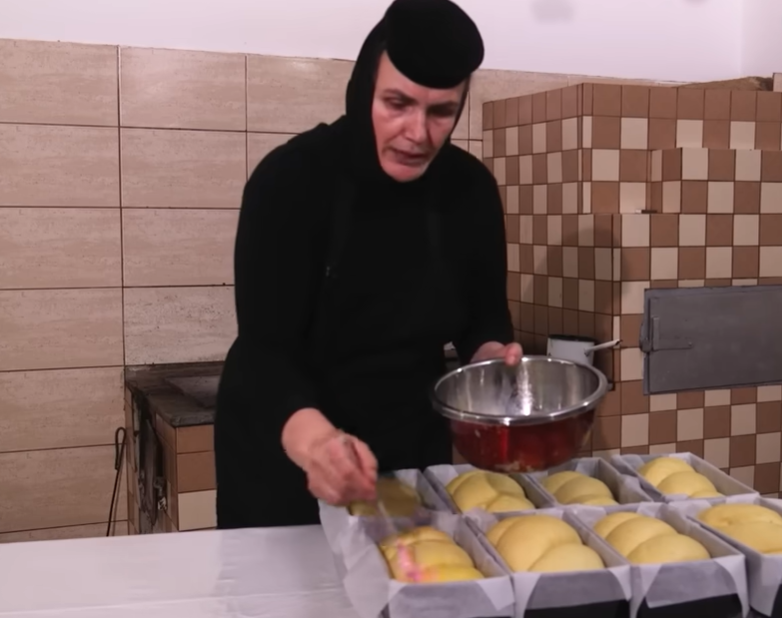 Cozonacii de la Mănăstirea Adam, un deliciu gustat an de an de mii de români, au devenit un simbol al sărbătorilor pascale și nu numai