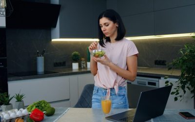 Mâncatul în picioare: Beneficii și riscuri pentru digestie, dezvăluiri importante