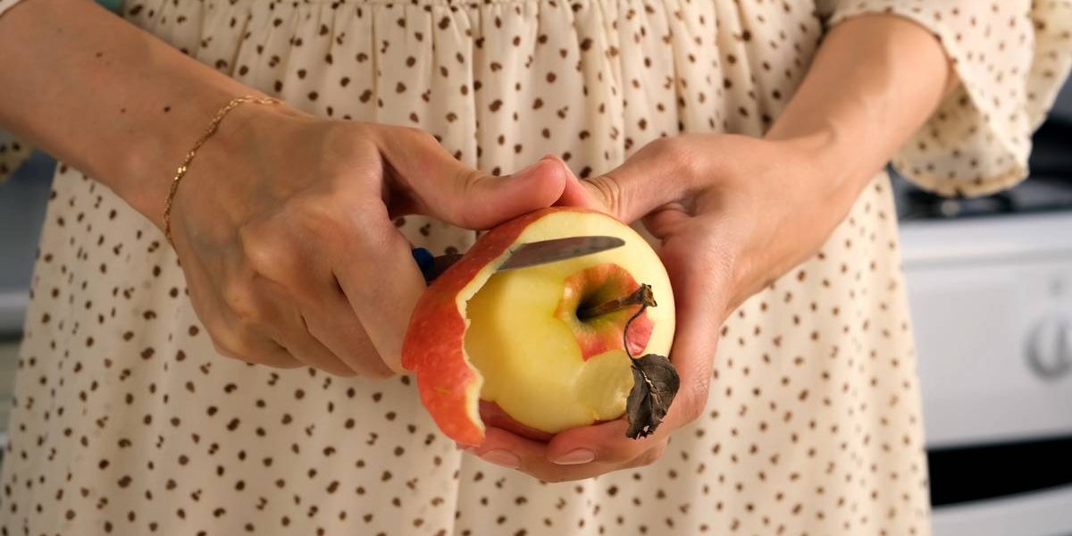 Două mere pe zi reduc colesterolul și trebuie consumate cu coajă sau fără?