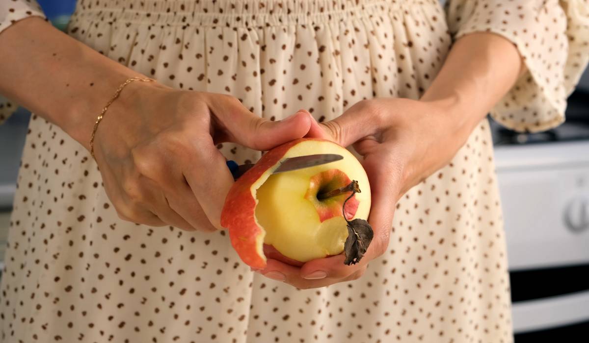 Două mere pe zi reduc colesterolul și trebuie consumate cu coajă sau fără?