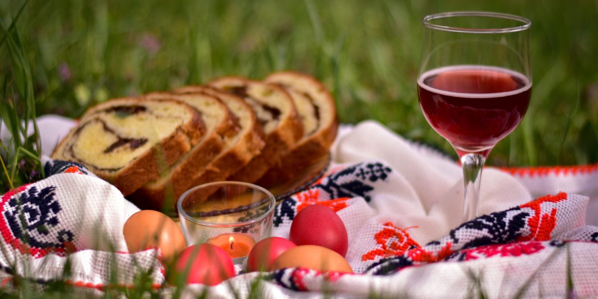 Cât va costa masa de Pașște în 2026? Românii, puși la cheltuială