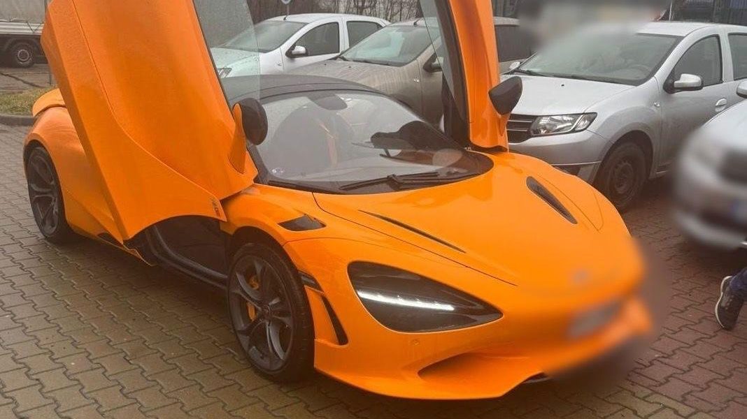 Mașini de 1,5 milioane de euro aduse cu acte false, cercetați un francez și un belgian