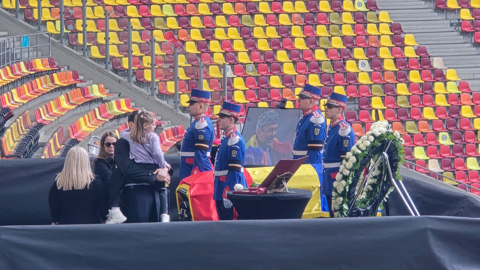 Matei Lucescu, alături de fiica sa, Zoe, a adus un omagiu emoționant la căpătâiul regretatului Mircea Lucescu pe Arena Națională din București, unde este depus trupul neînsuflețit al fostului mare antrenor