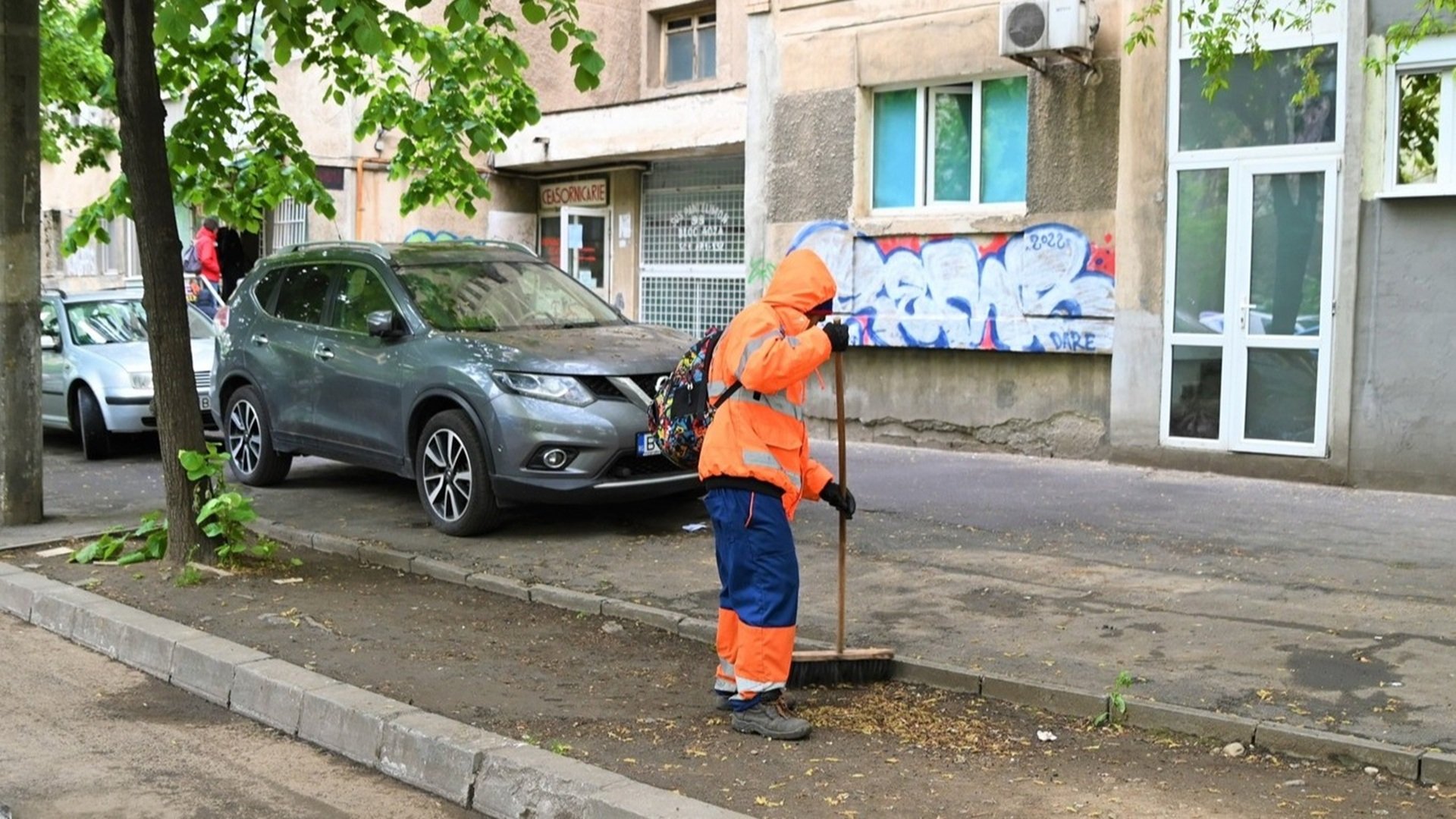 Primăria Sectorului 2 a plătit aproape 100.000 de euro pentru servicii de măturat manual trotuarele care nu au fost efectiv prestate, conform unui raport de audit financiar realizat de Curtea de Conturi