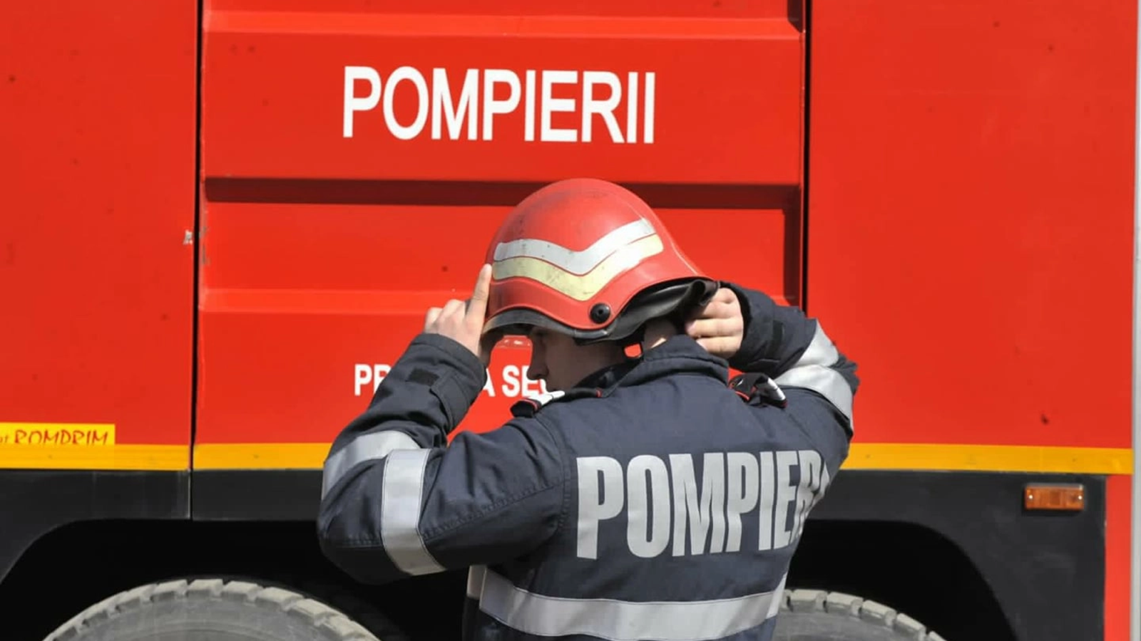 Incendiu la Oradea: Zeci de oameni, evacuați din bloc