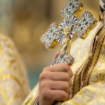 Paște: Arhiparohul Zaharia Peres despre lumina care învinge întunericul