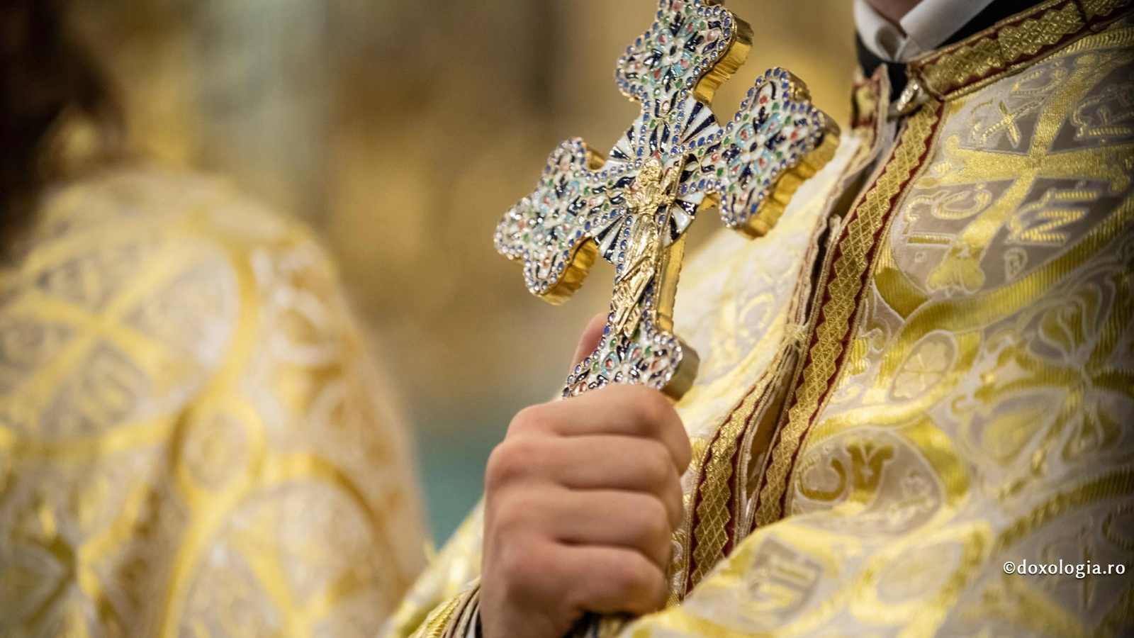 Paște: Arhiparohul Zaharia Peres despre lumina care învinge întunericul