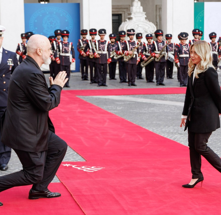 Gest surprinzător: Premierul unei țări, în genunchi în fața șefei de la Roma