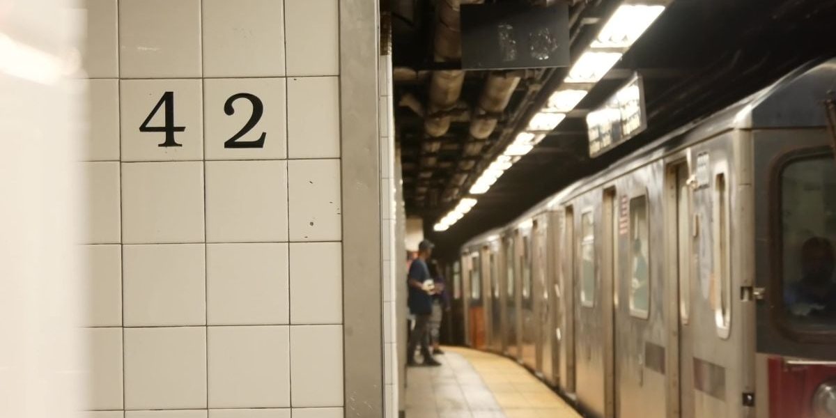 Înjunghieri înfiorătoare: Atacatorul a fost împușcat după ce a rănit trei persoane