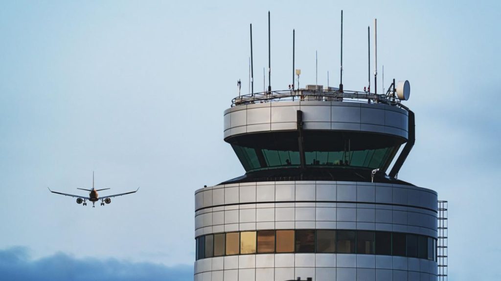 Miau în eter: Piloții unui zbor intern au miaunat și apoi au lătrat la turnul de control