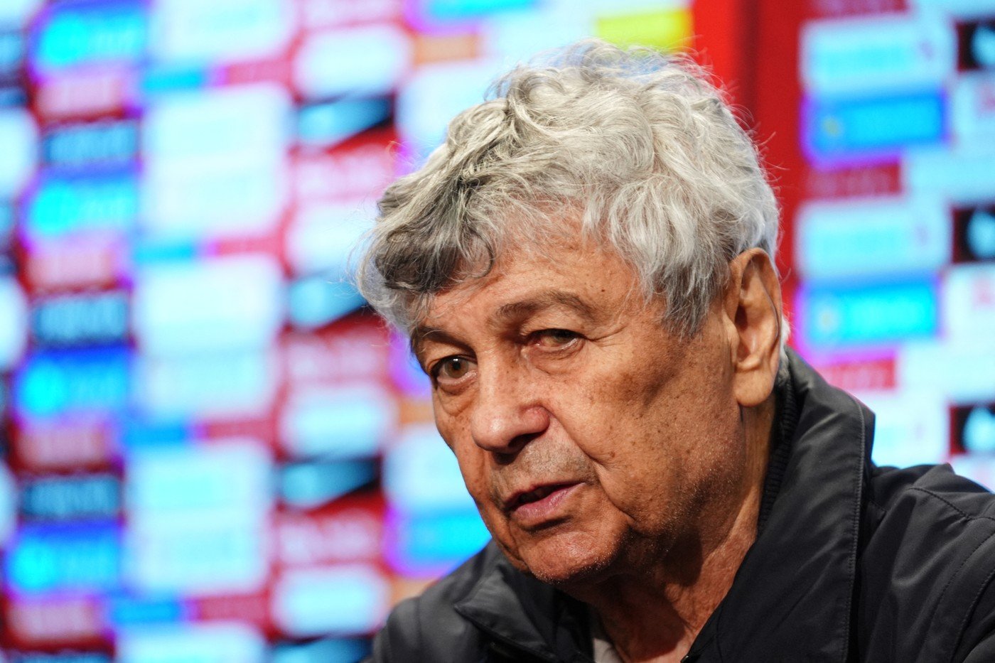 Spitalul Universitar de Urgență București a furnizat sâmbătă dimineață noi informații despre starea de sănătate a lui Mircea Lucescu, fostul antrenor al naționalei de fotbal, după ce acesta a suferit vineri un infarct miocardic acut