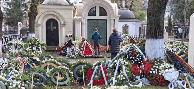 Lucescu, omagiat de Paște: Lumânări la mormânt, după funeralii