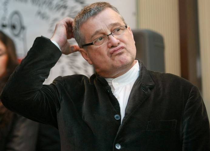 FOTO: Tragedie pentru Mircea Dinescu – celebra casă din Cetate, mistuită de flăcări