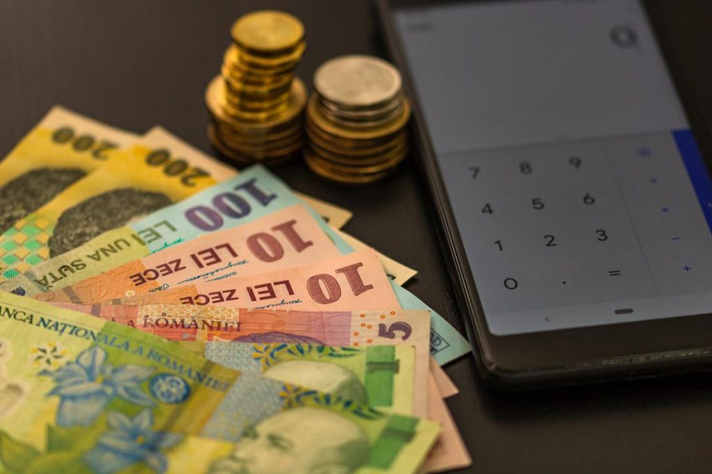Deficitul extern al României, în scădere în primele luni, dar datoria crește
