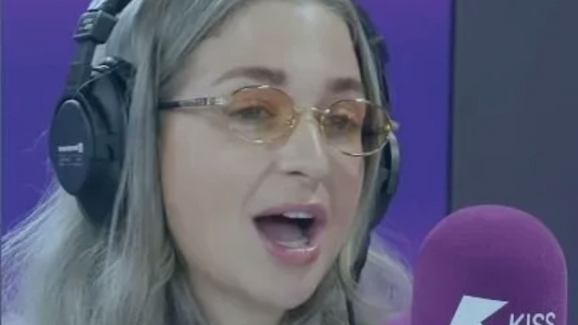 HARRIET Rose, prezentatoare radiofonica britanică, a surprins fanii KISS Radio anunțând că părăsește postul după șase ani de colaborare