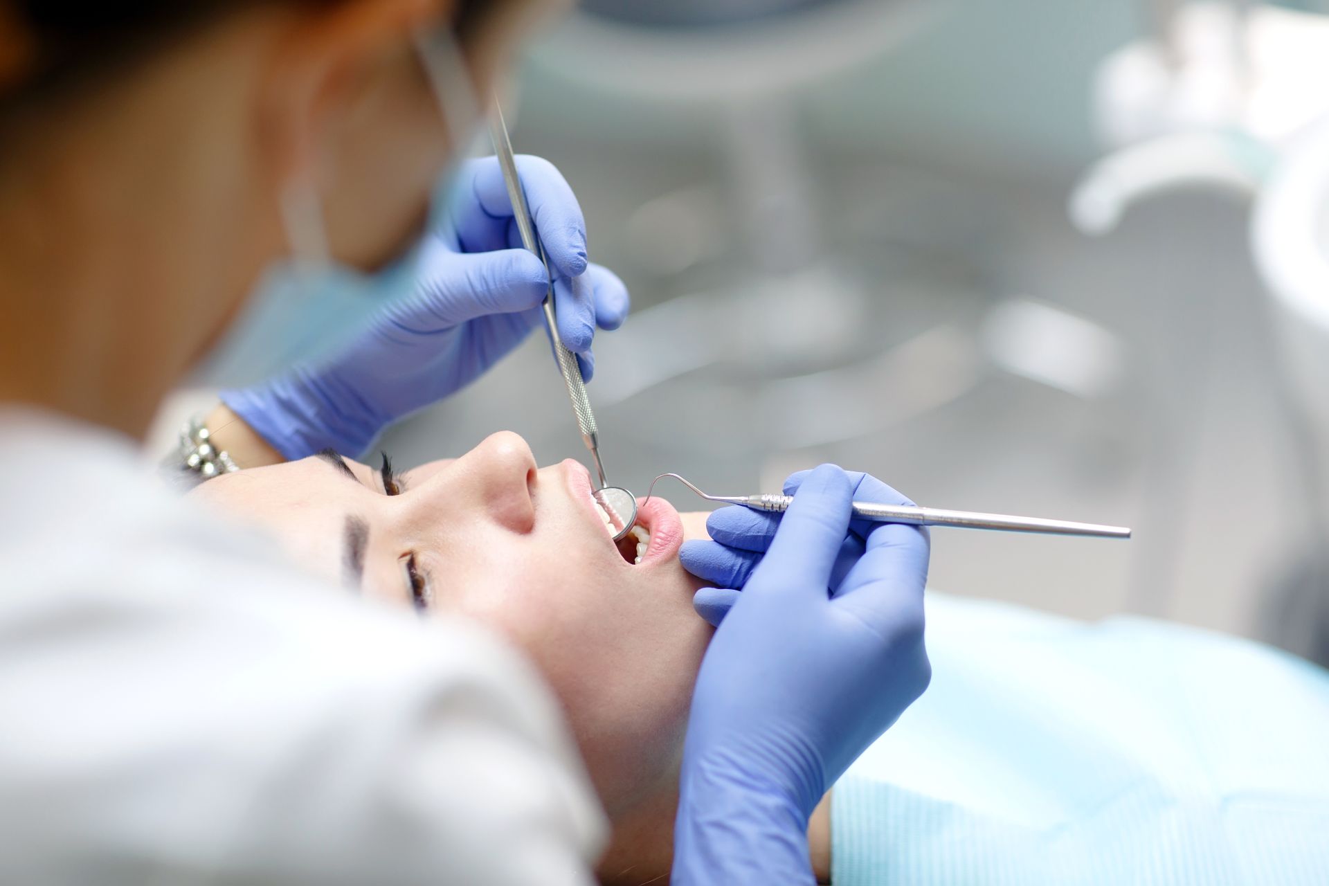 O serie de studii recente evidențiază o legătură directă între dificultățile financiare în accesul la îngrijirea dentară și riscul de dezvoltare a bolilor cardiovasculare și a demenței
