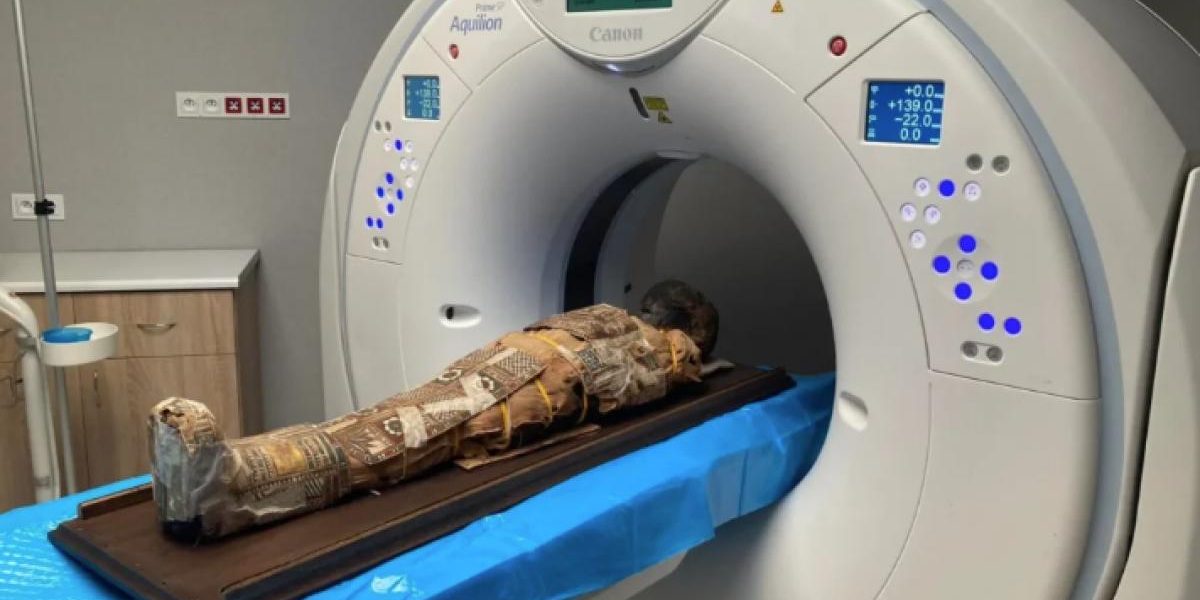 Mumie egipteană veche de 2000 de ani, secret pe piept: Arheologii, uluiți