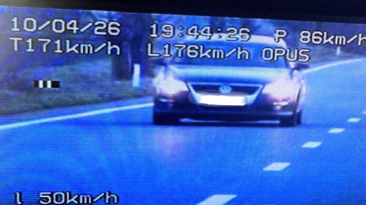Șoferiță, prinsă cu 176 km/h: „Grăbesc, că ard cozonacii”