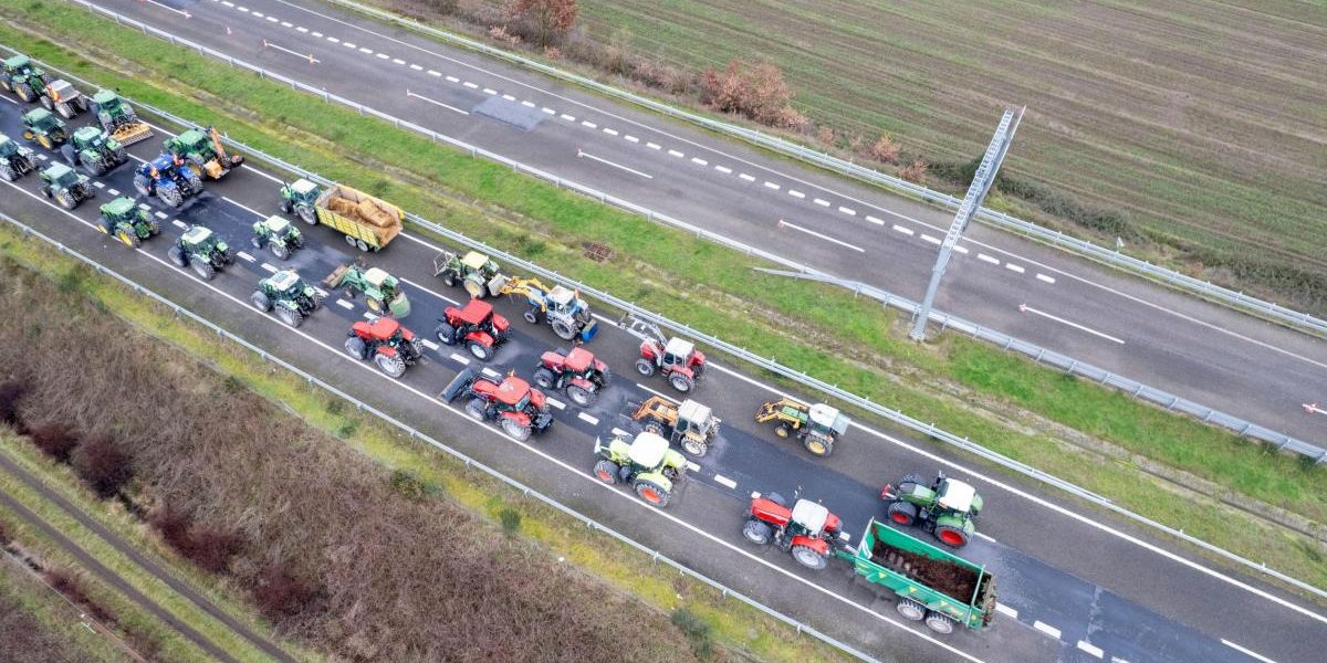 Benzinăriile din Irlanda, paralizate: Fermierii blochează drumurile și rafinăria