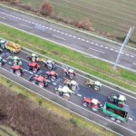 Benzinăriile din Irlanda, paralizate: Fermierii blochează drumurile și rafinăria