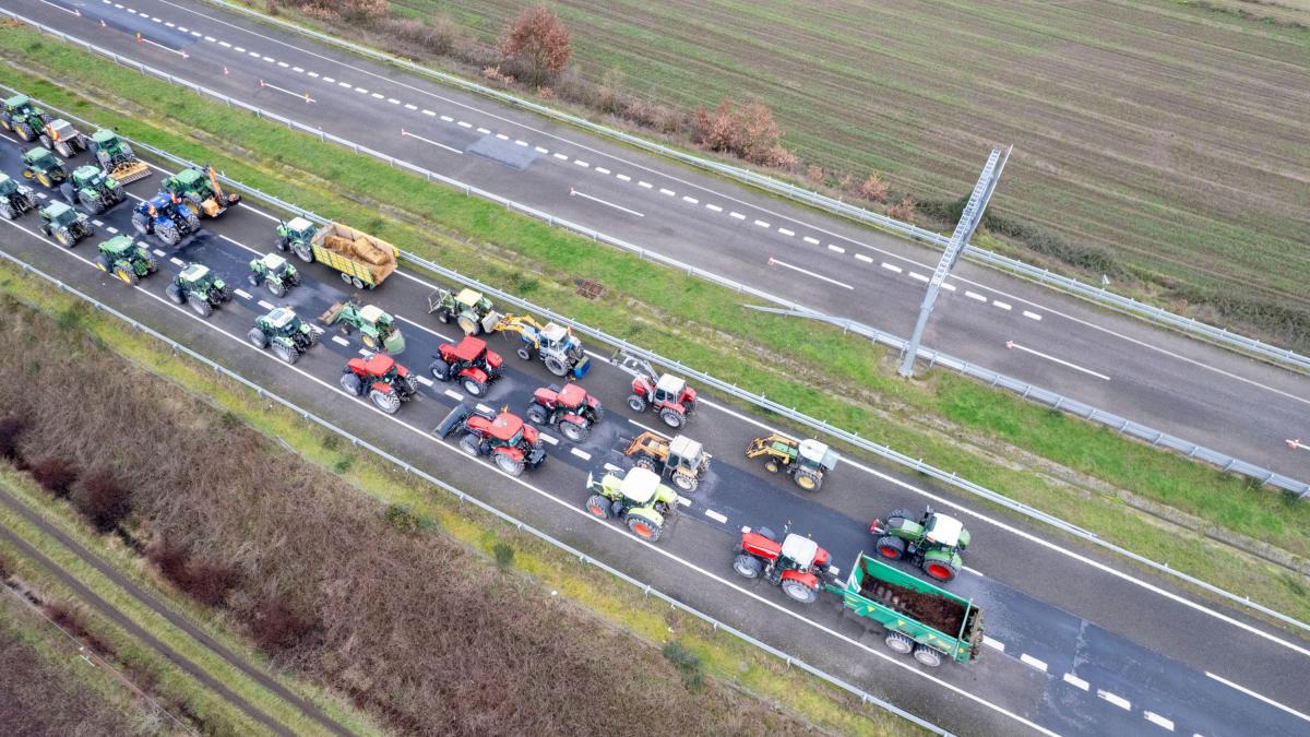 Benzinăriile din Irlanda, paralizate: Fermierii blochează drumurile și rafinăria