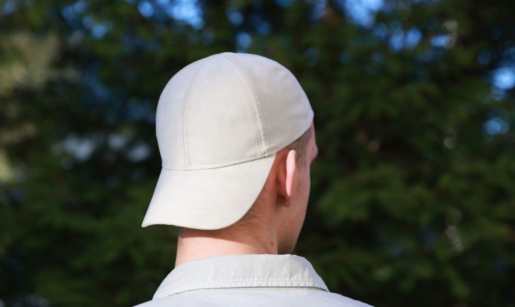 De ce unii poartă șapcă mereu și ce dezvăluie psihologia despre ei