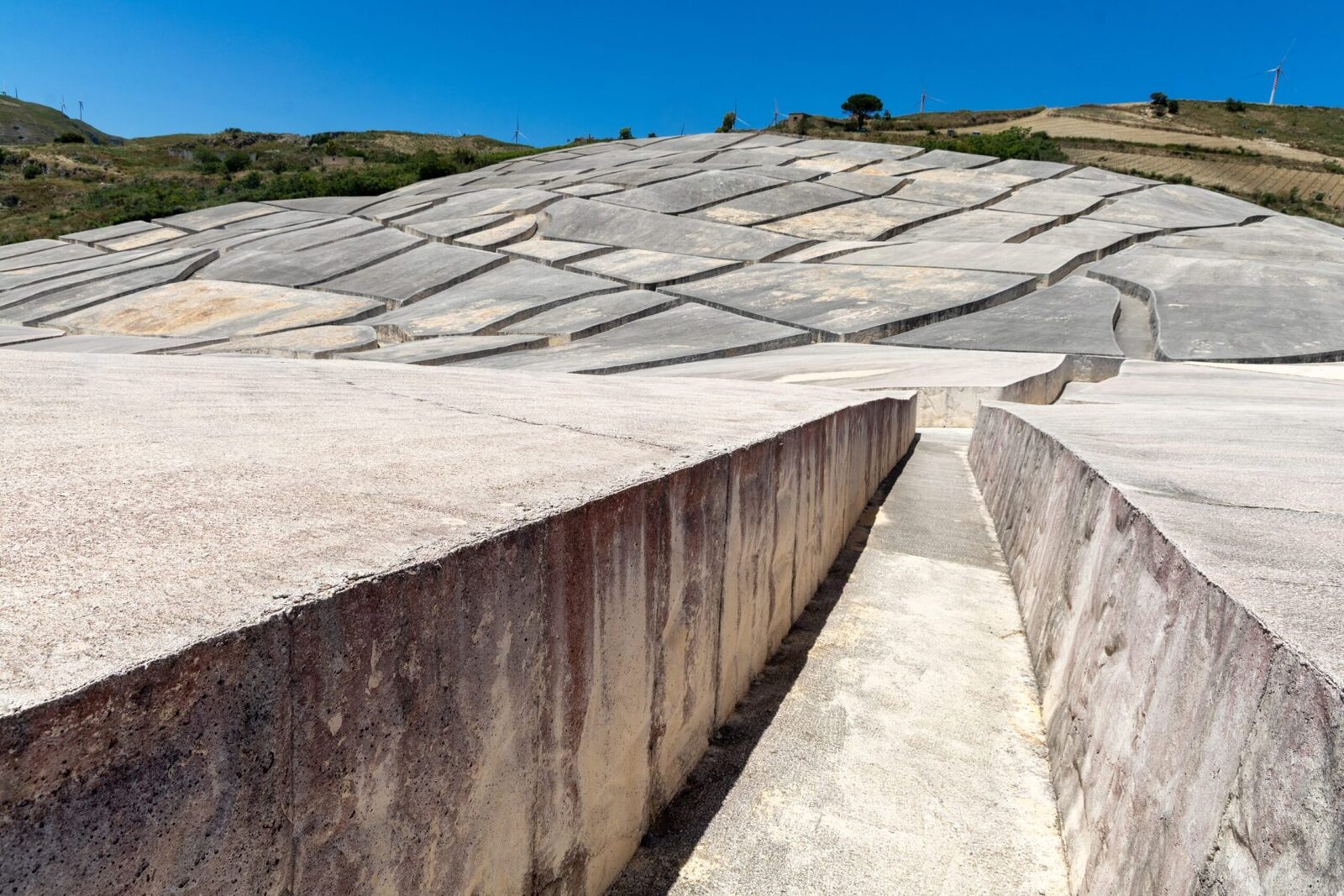 Orașul de beton, „Pompeii modern”: Artă contemporană șocantă