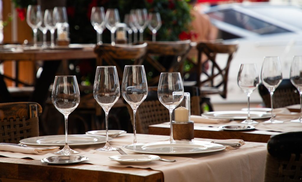 Gigantul IA invadează restaurantele: Chatboți la masă, o revoluție?