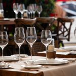 Gigantul IA invadează restaurantele: Chatboți la masă, o revoluție?