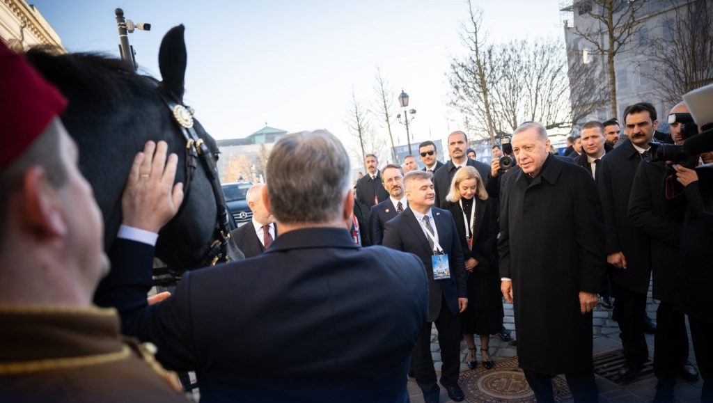 Magyar, discuții cu Erdoğan: Liderul turc, invitat la Budapesta. Orban i-a dăruit cal în 2023