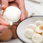 Un ou aparent normal poate ascunde pericole pentru sănătate, avertizează specialiștii Un ou cu aspect exterior intact, fără miros neplăcut sau modificări vizibile ale cojii, poate reprezenta totuși un risc pentru sănătate