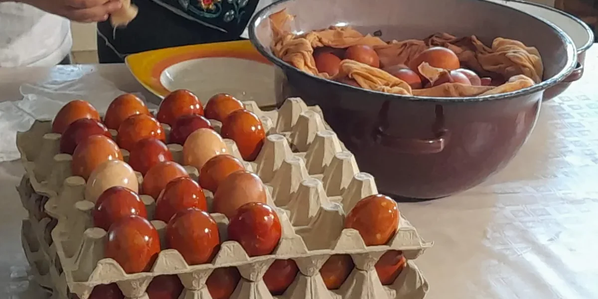 Tradiție la Mănăstirea Timișeni: 1.000 de ouă vopsite eco, cu ceapă