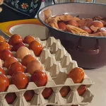 Tradiție la Mănăstirea Timișeni: 1.000 de ouă vopsite eco, cu ceapă