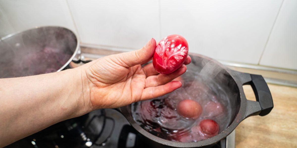 Ouăle roșii de Paște, simbol al vieții, Învierii și jertfei lui Iisus Hristos, sunt o prezență constantă în tradițiile românești