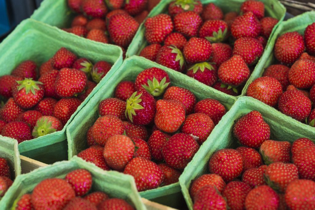 Căpșuni mai scumpe după iarnă grea: Cât scoatem din buzunar pentru primele fructe din România?