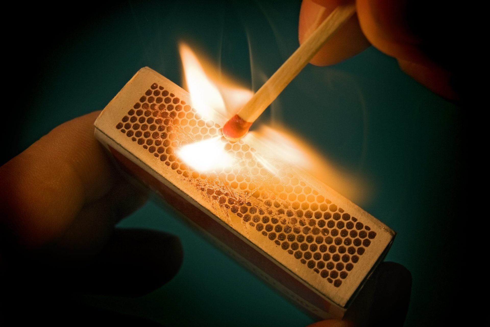 John Walker, inventatorul chibritului, a pus bazele unei revoluții în domesticirea focului La începutul secolului al XIX-lea, o descoperire simplă, dar revoluționară, a schimbat modul în care oamenii aprindeau focul în case și la industrie